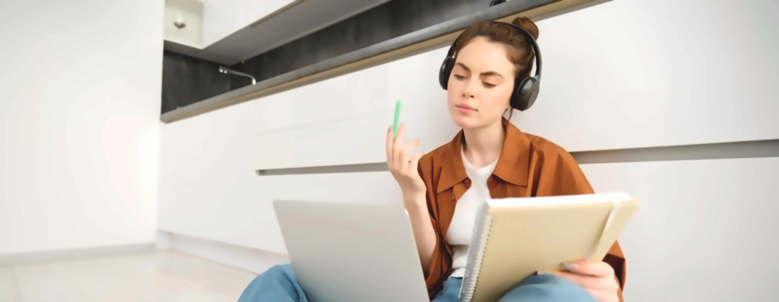 Estudiante trabajando en entorno de seguridad bancaria digital
